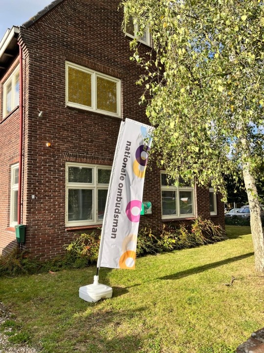 Foto van vlag in Loppersum van de Nationale Ombudsman 